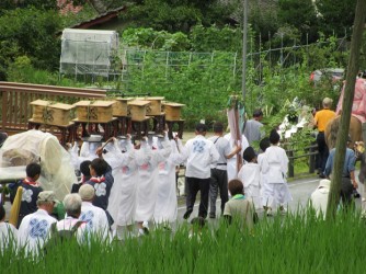 宇奈利が頭の上に載せているのは神様のお昼ご飯だそうです