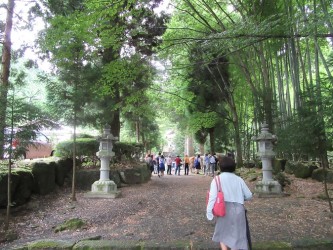 国造神社から出発する宇奈利 カメラマンの方が多かったです