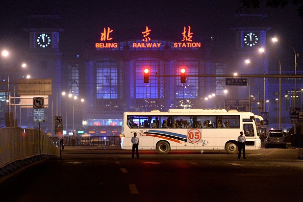 閲兵式に向け警戒中の北京駅前　（WANG ZHAO/AFP/Getty Images）