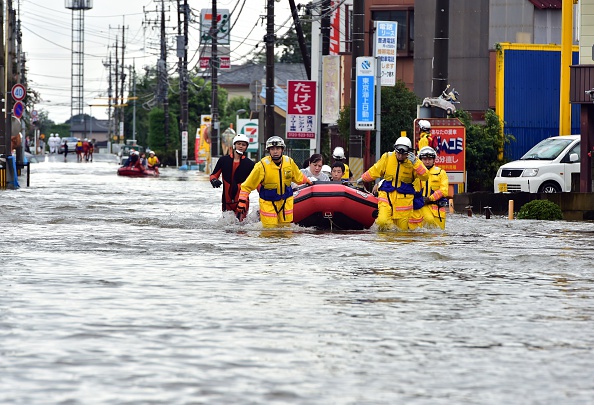 10日、ボートで救助された栃木県小山市の住民（YOSHIKAZU TSUNO/AFP/Getty Images）