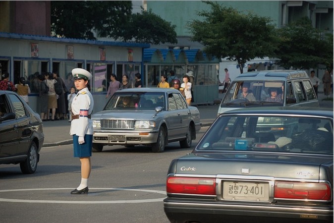 2008年6月10日、平壌市内で交通整理する女性警官（stephan/frickr)