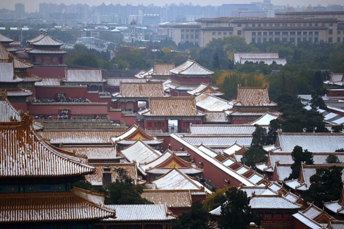北京では5日夜から6日にかけて、今年はじめての雪が降った。写真は、屋根に雪の積もった紫禁城。（WANG ZHAO/AFP/Getty Images）