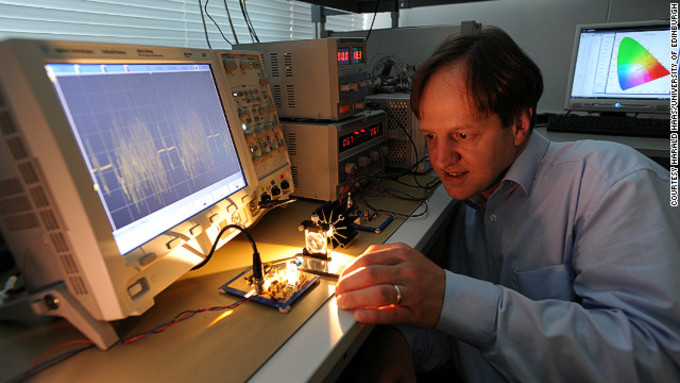 新通信技術「Li-Fi」を発明した、英国エジンバラ大学のハラルド・ハース（Harald Hass）教授（エジンバラ大学）