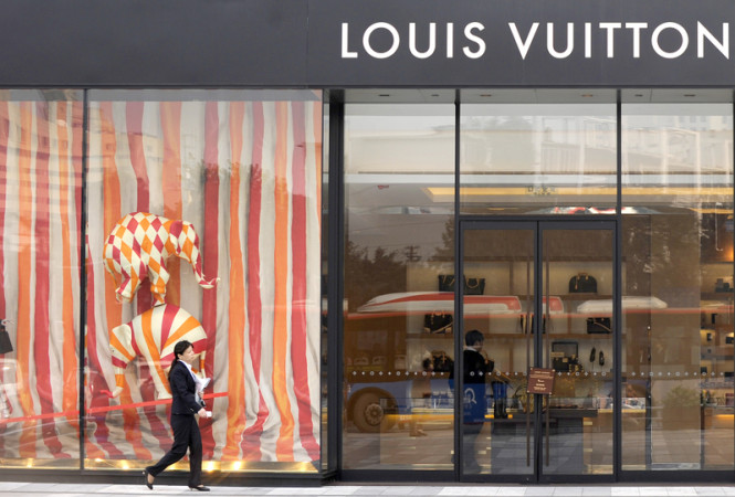 ルイ・ヴィトンは今年中に中国で展開中の全31店舗の2割を閉店する予定だという。写真は中国成都市の店舗(LIU JIN/AFP)