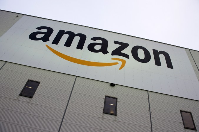 ネット販売最大手のアマゾン (JOHN MACDOUGALL/AFP/Getty Images)