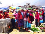 マヤ族の女性の美しい民族衣装と活気ある市場 （田中 撮影）