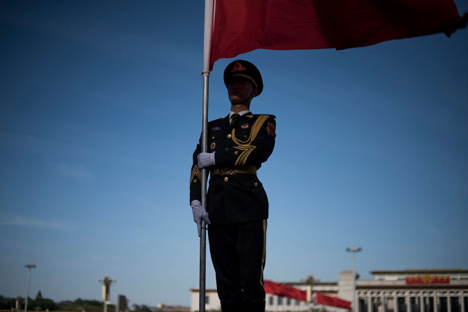 2016年4月、北京の人民大会堂周辺の警備隊(FRED DUFOUR/AFP/Getty Images)