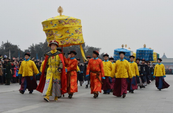 清王朝の模擬の式典 (MARK RALSTON/AFP/Getty Images)