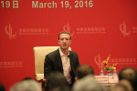 第19回共産党大会を終え1週間も経たぬうちに、マーク・ザッカーバーグ氏は習近平氏出席の年次会合に姿を見せた。写真は、2016年に3月に訪中し中国発展ハイレベルフォーラムに参加した同氏（Getty Image）