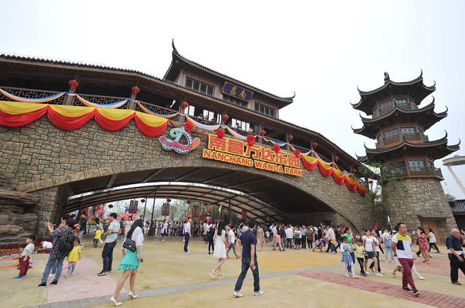 開幕ひかえた上海ディズニー 中国富豪は「20年赤字続く」と強気な発言。写真は5月28日に開園した万達文化旅遊城(ワンダシティ)(STR/AFP/Getty Images)