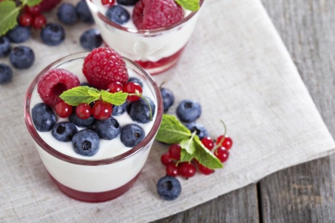 ベリー系果物入りのヨーグルト(VeselovaElena/iStock)