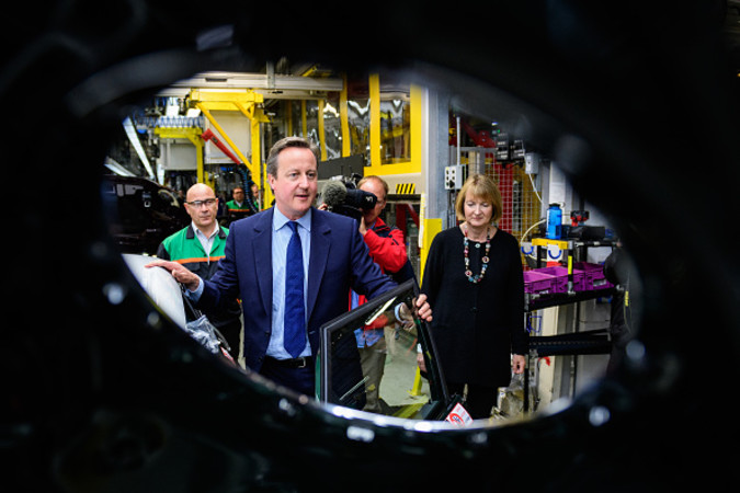 23日の投票を前に自動車工場を視察するキャメロンイ英首相。20日撮影(Leon Neal - WPA Pool/Getty Images)