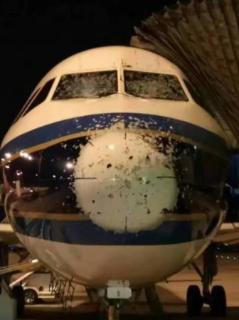 7月9日夜、上空でひょうに見舞われし、操縦席正面のガラスや前方のアンテナカバーなどに損傷を受けた広州発中国南方航空CZ3483便(ネット写真)