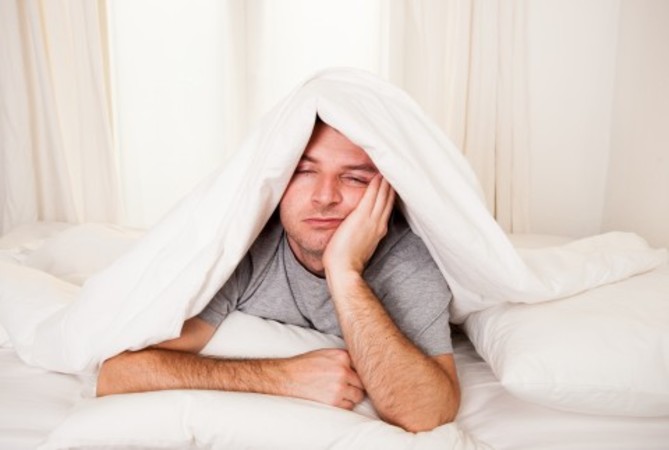 慣れない場所では、なかなか寝付けない人が多い(Shutterstock*)