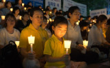 法輪功学習者はソウルの清渓川で迫害の犠牲者への追悼と迫害停止を訴えるキャンドルナイト・イベントを行った。（金国煥／大紀元）