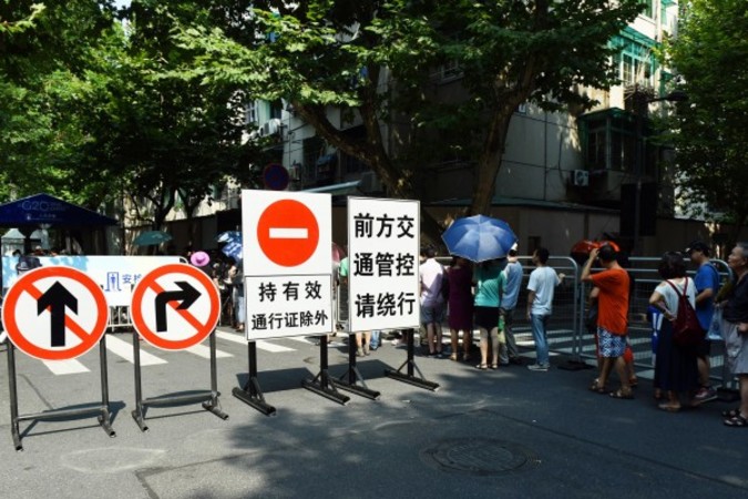 日中両国は最近、高官が会談しており、緊迫した関係を改善する動きに出た。写真は8月、G20を控え交通規制が敷かれる杭州。(STR/AFP/Getty Images)