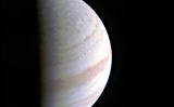 木星から70万3000キロの上空よりジュノーが撮影した木星の北極の写真（NASA）