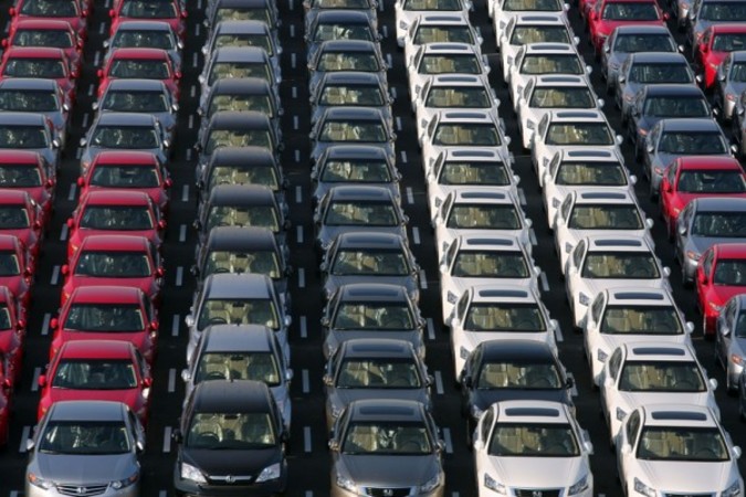 日本の港で船に積まれる前の日本車(Koichi Kamoshida/Getty Images)