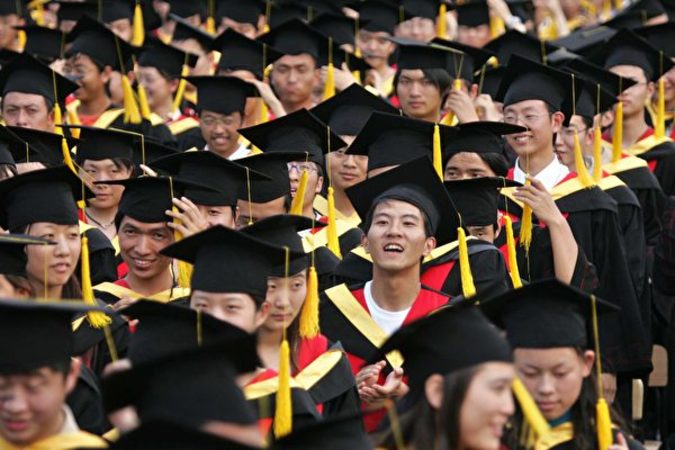 倍率7700倍の超人気就職先とは?写真は2005年、上海交通大学の卒業式の様子(China Photos/Getty Images)