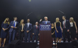 11月、大統領選で演説中のドナルド・トランプ氏と、支える家族たち（MANDEL NGAN/Getty Images）