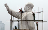 四川省に建てられた毛沢東の巨像。2008年撮影（China Photos/Getty Images）