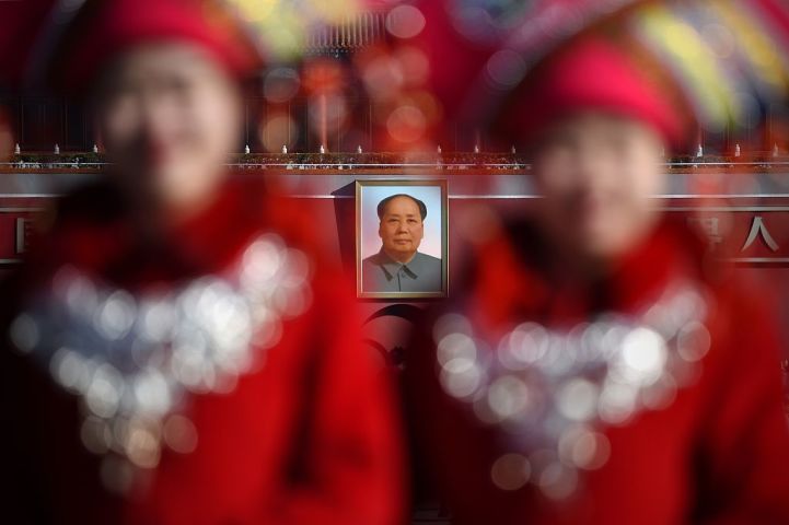 2016年9月、天安門広場に掲げられた毛沢東肖像画（STR/AFP/Getty Images）
