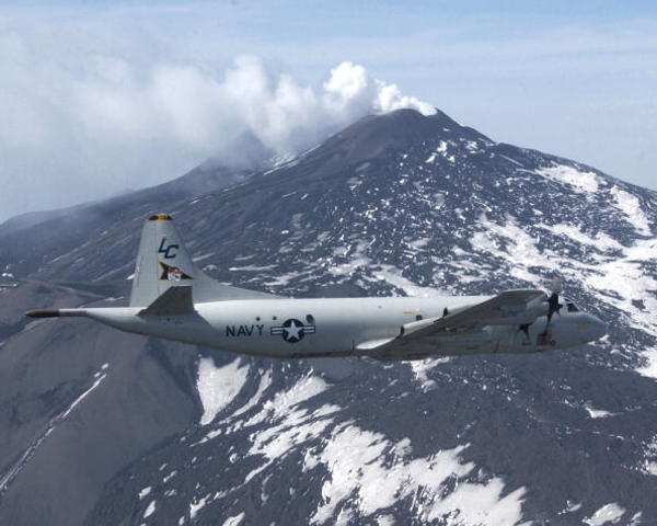 米海軍の哨戒機と中国軍の早期警戒管制機が8日、南シナ海上空で至近距離約300メートルのニアミスを起こした。画像はP3C哨戒機 （Shannon R. Smith/U.S. Navy via Getty Images）
