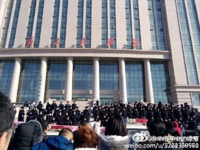 中国黒龍江省大慶市では2月14日、アルミメーカーが同市での生産工場建設するプロジェクトに反対する市民1万人以上が、市政府前広場で大規模な集会と抗議活動を行った。( デモ参加者撮影)