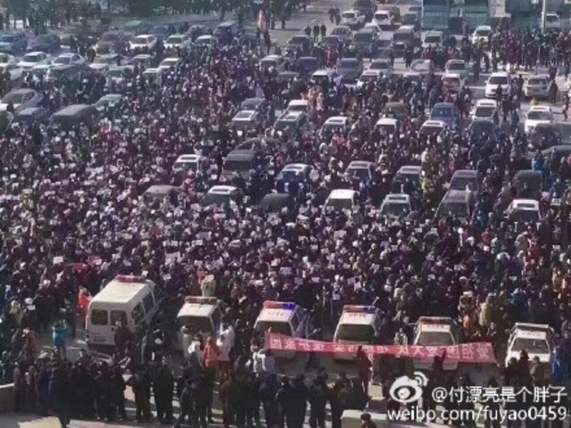 中国黒龍江省大慶市市民らが14日に続き、環境汚染をもたらす可能性のあるアルミ工場建設をめぐって16日に市政府前広場で2回目の抗議活動を行った。(目撃者撮影)