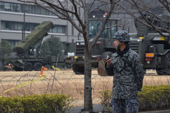 3月6日、東京の防衛省の敷地で、北朝鮮の弾道ミサイル脅威から防衛するために準備された、PAC-3地対空ミサイル・ランチャ(KAZUHIRO NOGI/AFP/Getty Images)