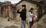 2012年3月、中国広東省の烏坎（ウーカン）村で、お菓子を口にする女の子たち（PETER PARKS/AFP/Getty Images）