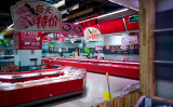 13日、閑散とした上海のロッテマートの店内で作業する男性。同市のほとんどのロッテの店舗は閉店した（JOHANNES EISELE/AFP/Getty Images）