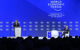 スイスのダボスで2017年1月に開かれた世界経済フォーラムに出席した習近平中国国家主席。中国主席が出席したのは今回が初めて（FABRICE COFFRINI/AFP/Getty Images）