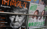 北京のキオスクにて4月4日、並べられた新聞や雑誌のなかにはトランプ氏が表紙を飾るものも（GREG BAKER/AFP/Getty Images）