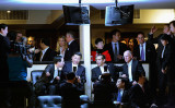 2012年2月、訪米した中国の習近平副主席は、ロサンゼルスのAntonio Villaraigosa市長とカリフォルニア州Jerry Brown知事とMBAバスケットボールの試合を観戦。役職はすべて当時（Kevork Djansezian/Getty Images）