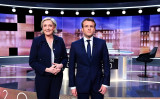 7日、フランス初の女性大統領が誕生するという「まさか」が起きるのかに、人々の関心が集まっている。画像は2人のフランス大統領候補、向かって左にルペン氏、右にマクロン氏 （ERIC FEFERBERG/AFP/Getty Images）