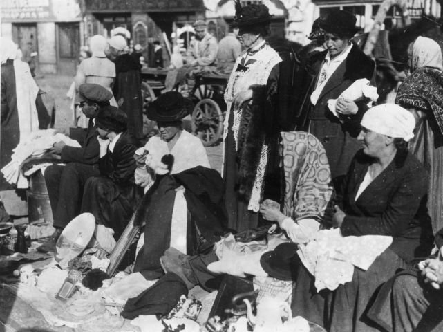 1921年から1922年、ソ連の飢饉が訪れた。1921年10月に街頭で飾りや服を売る女性たち。（Topic Press Agency/GettyImages）