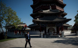 「一帯一路」サミットが開かれた北京の雁栖国際センター周辺で警備する保安スタッフ（NICOLAS ASFOURI/AFP/Getty Images）