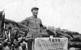 1939年、延安に抗日思想を教育する大学をつくり演説する毛沢東（Hulton Archive/Getty Images）