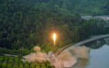 29日未明、北朝鮮は今年4回目となるミサイル実験を行った。30日に北朝鮮国営メディアが明かした同ミサイルの映像の静止画（STR/AFP/Getty Images）