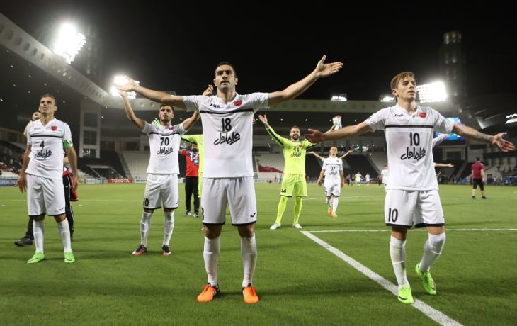 イランのドーハにあるアルサッドスタジアムで行われたサッカー「AFCチャンピオンズリーグ」で、イラン対カタールのそれぞれのクラブが対戦。(KARIM JAAFAR/AFP/Getty Images)