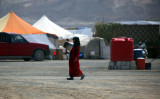 6月13日、イスラム国（IS）に占拠されたシリアのラッカで、難民キャンプにいる少女（DELIL SOULEIMAN/AFP/Getty Images）