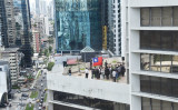6月14日、パナマ・シティのビルで台湾大使館員らにより、台湾国旗が取り下げられた（GettyImages）