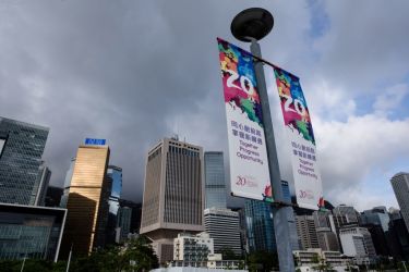 「返還20周年」のバナーが掲げられる香港の街中、6月27日撮影。習近平中国国家主席が6月29日から7月1日まで訪港する(ANTHONY WALLACE/AFP/Getty Images)