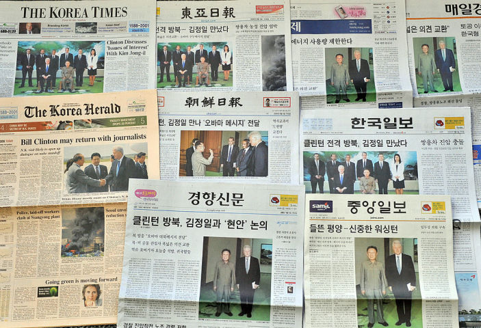 元米大統領ビル・クリントン氏は2009年8月、北朝鮮を訪問し、金正日氏と面会したことを報じた韓国紙（KIM JAE-HWAN/AFP/Getty Images）