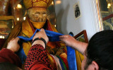 死後、ミイラ化した仏として寺院に祀られているロシアの僧侶。人々が服を着せて飾っている （HO/AFP/Getty Images）