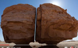 サウジアラビア・タイマの砂漠にある真っ二つに切断された神秘的な巨石（スクリーンショット）