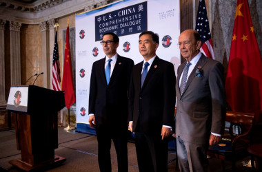 米中経済対話、貿易などの溝を埋められず、記者会見は中止となった。左からスティーブン・ムニューシン米財務長官、汪洋・中国副総理、ウィルバー・ロス米商務長官(BRENDAN SMIALOWSKI/AFP/Getty Images)