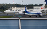 成田空港で撮影、全日空機と日本航空機、参考写真（TOSHIFUMI KITAMURA/AFP/Getty Images）