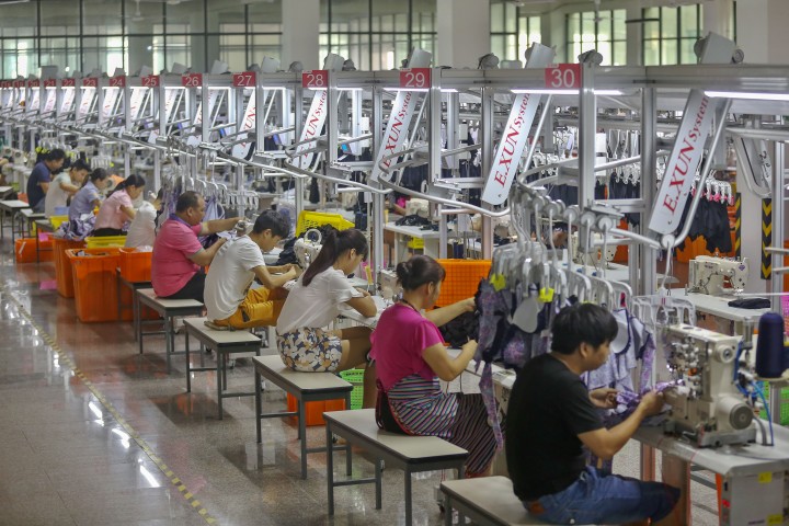 福建省晋江にある中国の縫製工場。2017年7月撮影。 (STR/AFP/Getty Images)